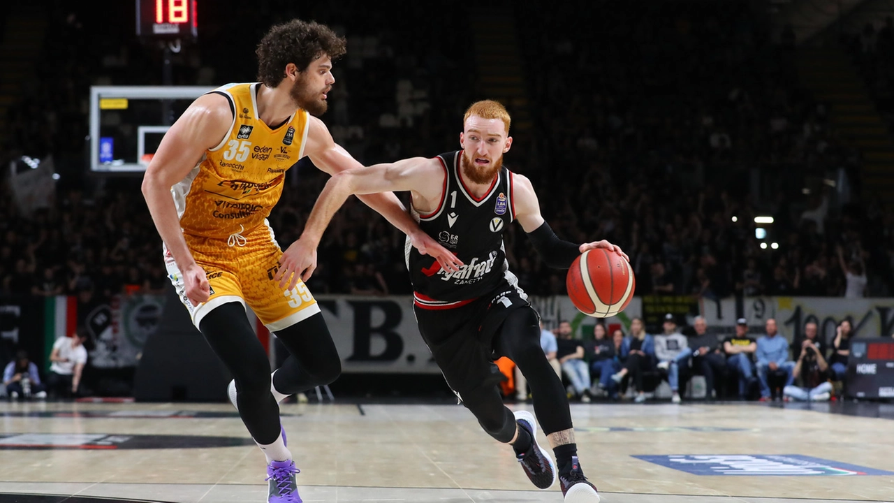 Basket, Serie A: la Virtus batte Pesaro e stacca Milano. Sassari cala il Settebello