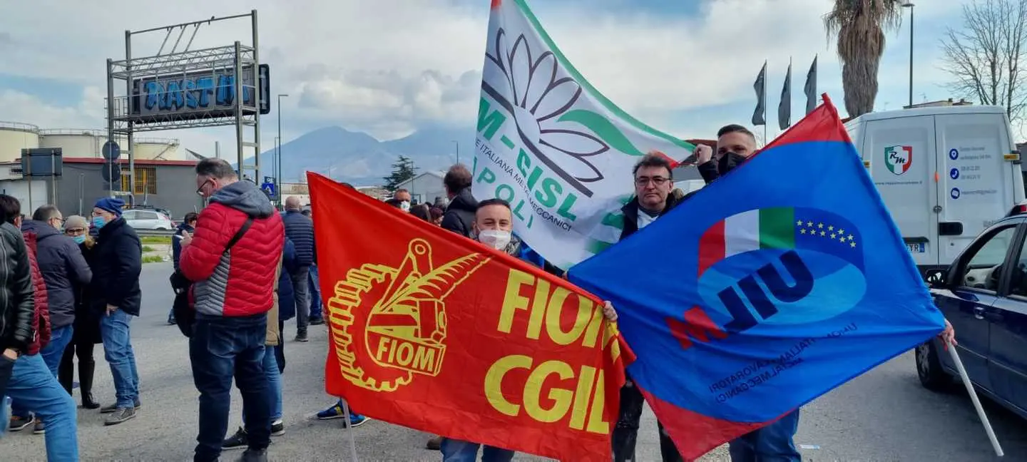 Whirpool Napoli, tute blu ancora in corteo, la protesta blocca l’innesto dell'A3