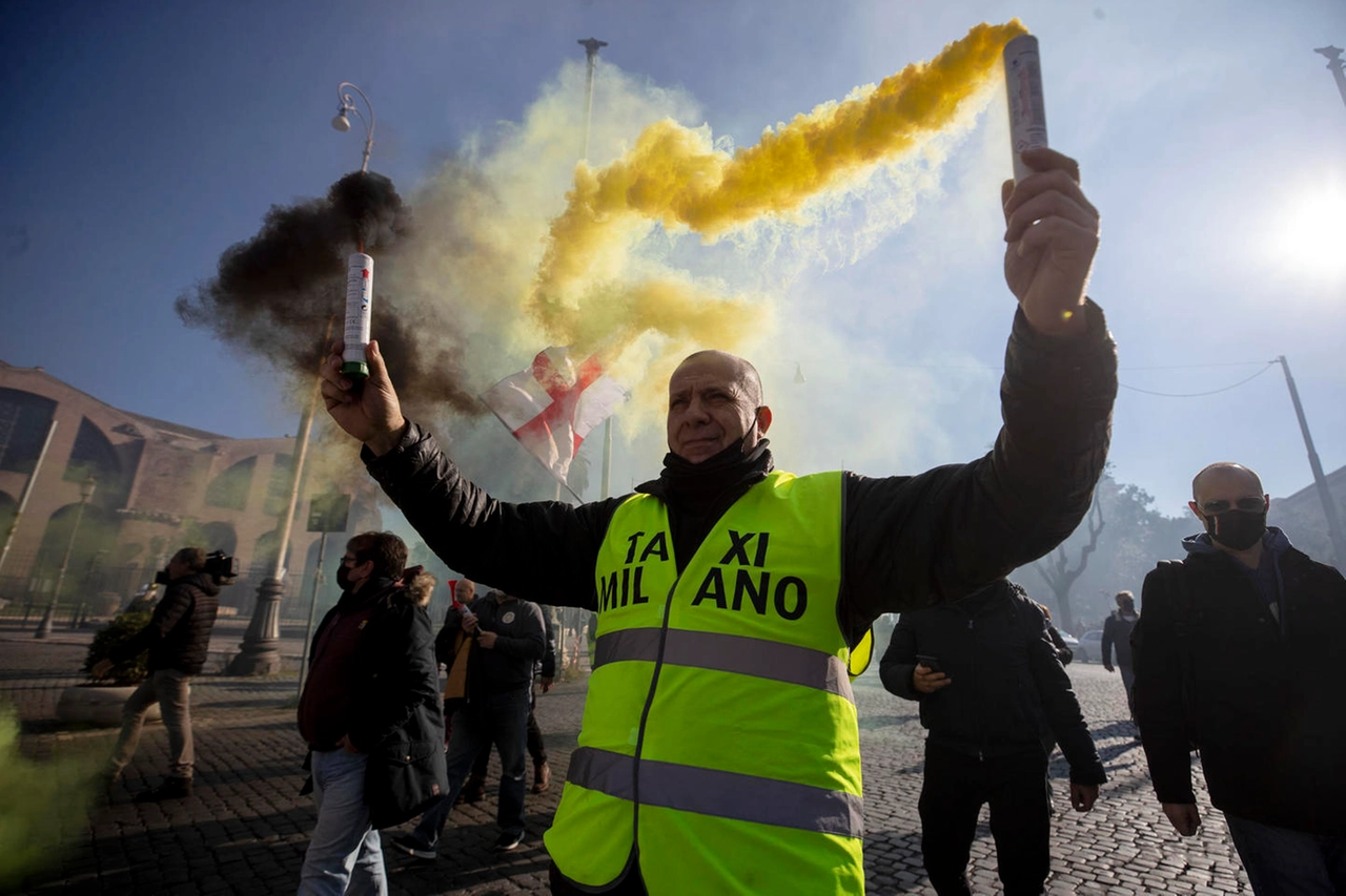 La manifestazione dei tassisti organizzata per lo sciopero contro il ddl concorrenza