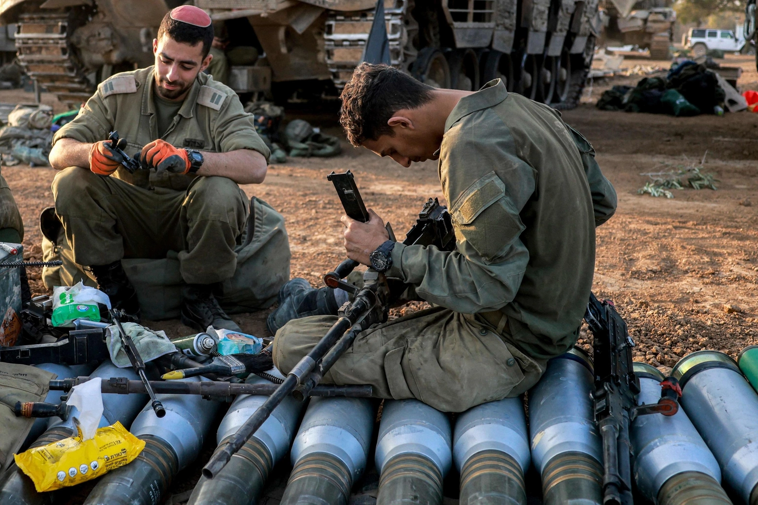 Soldati israeliani puliscono le armi (Ansa)