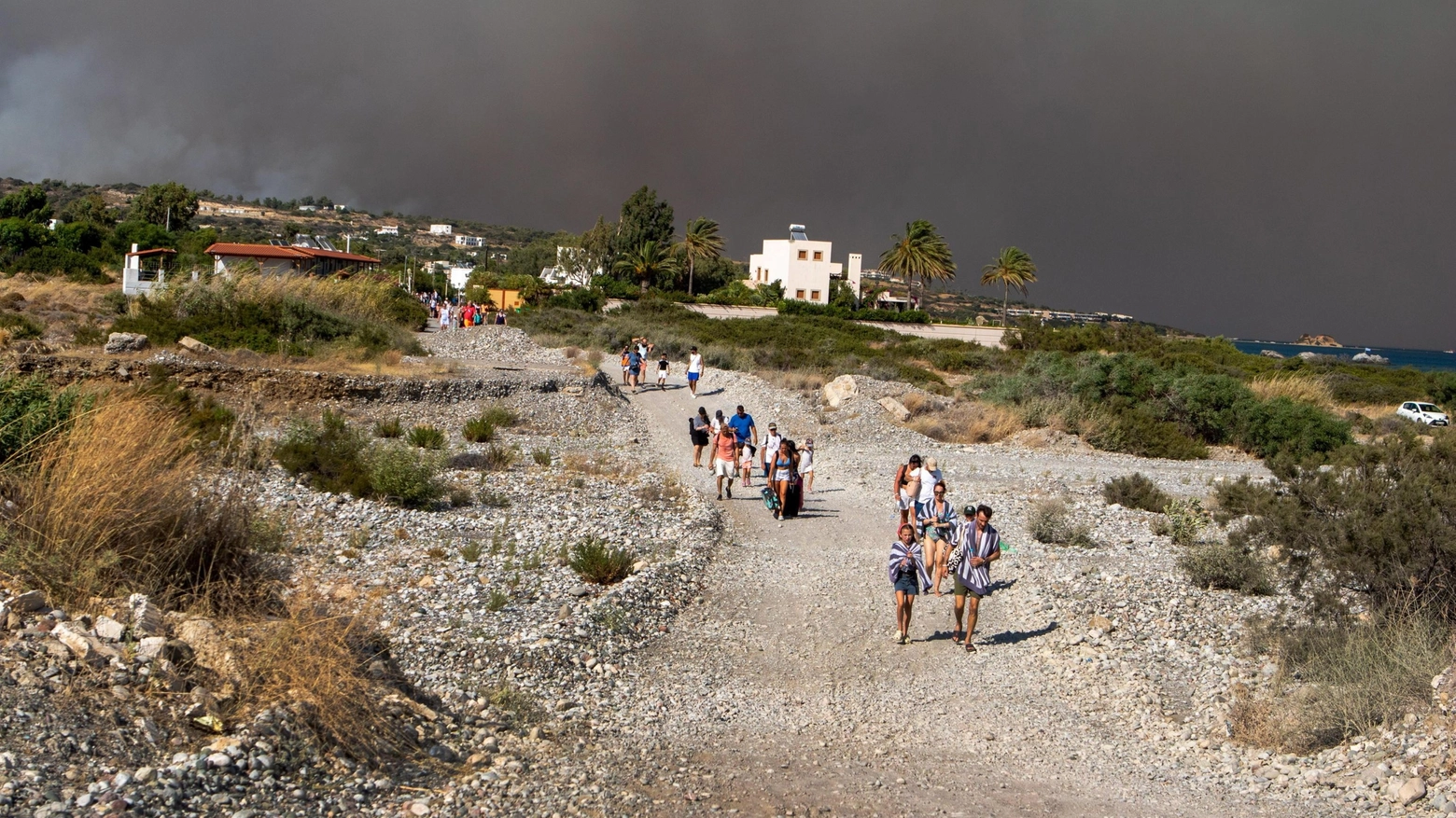 Atene, a Rodi la più grande evacuazione mai vista in Grecia