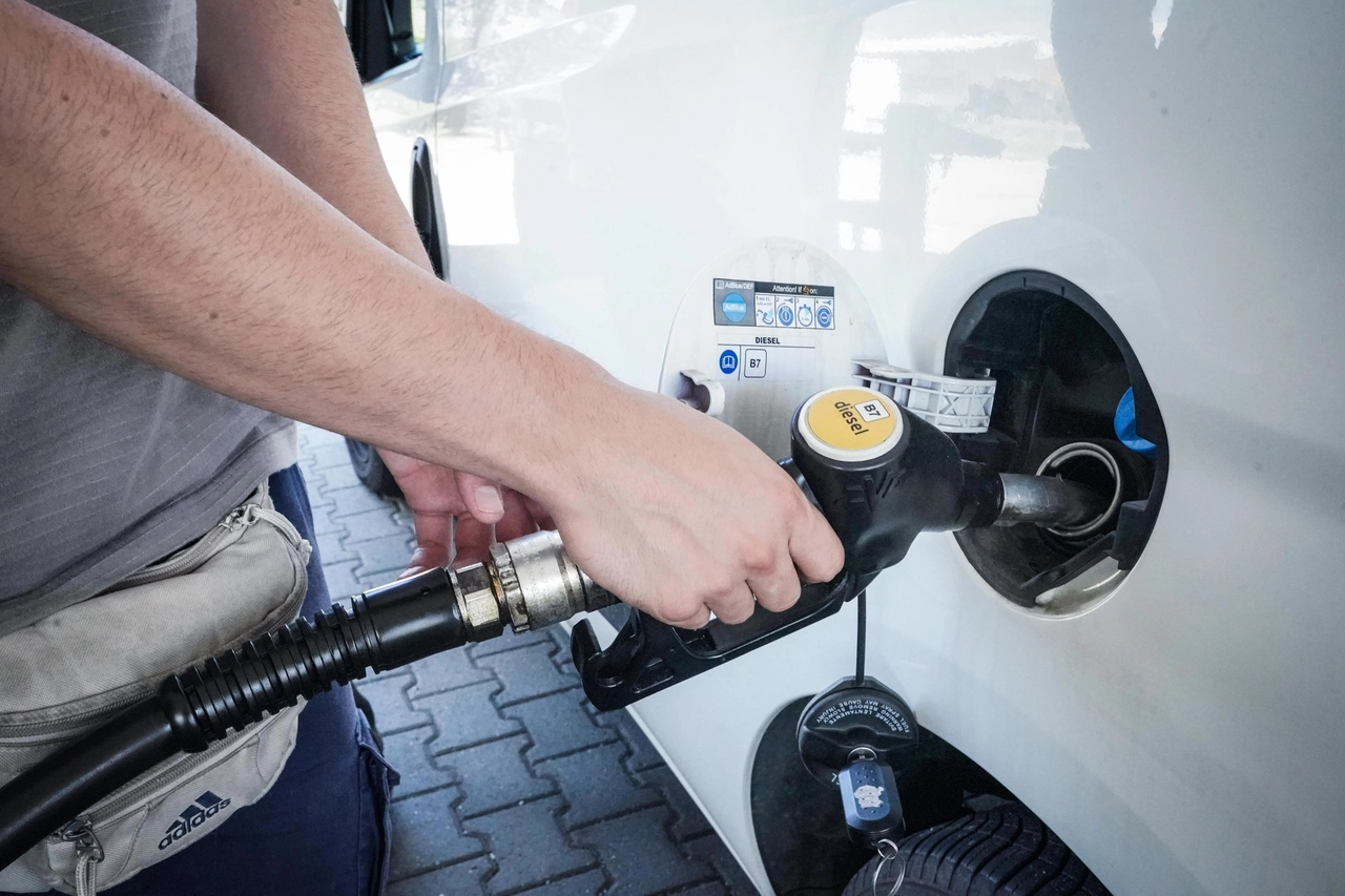 Un utente sta facendo il pieno di carburante all'automobile