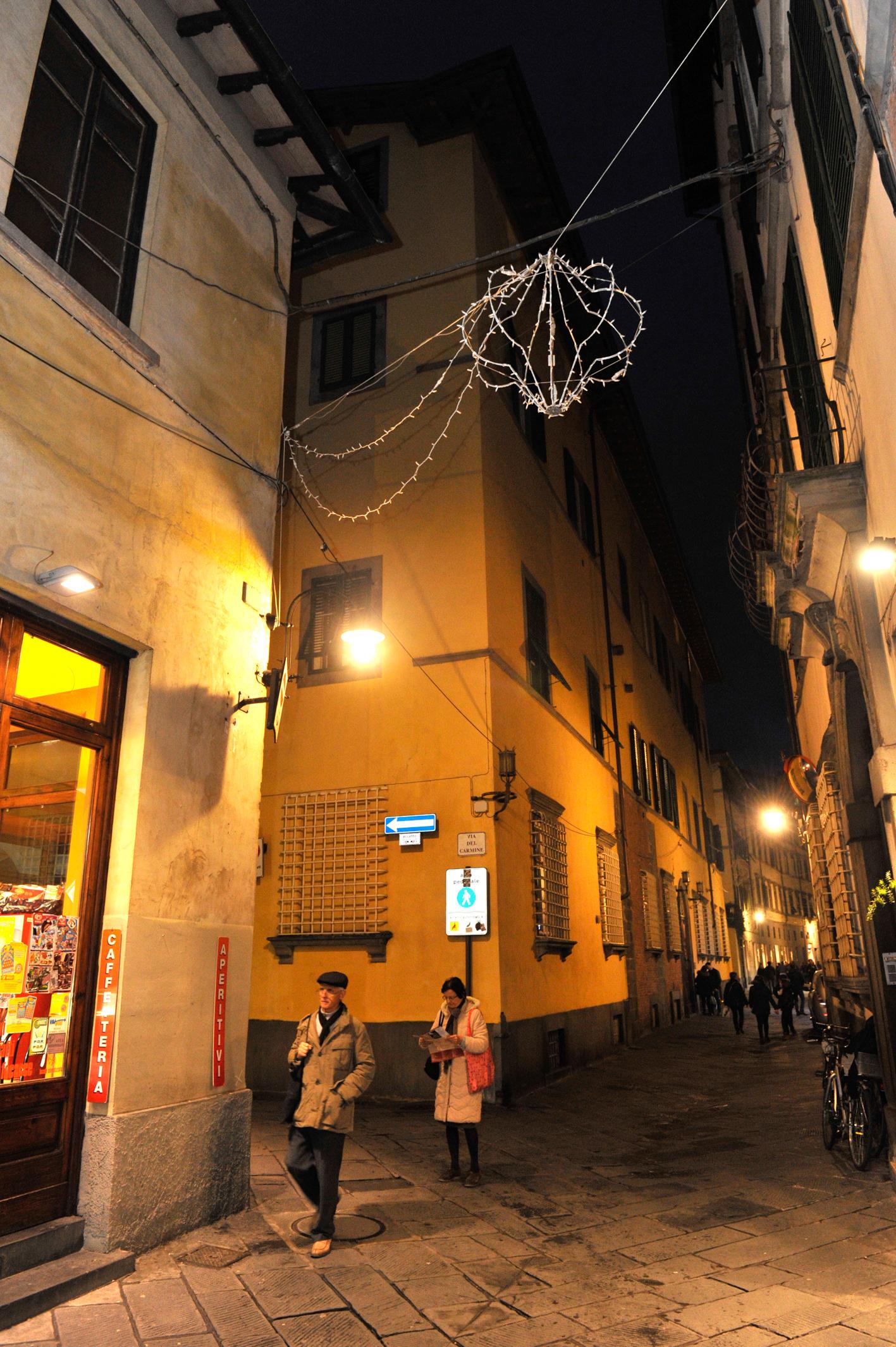 Natale I Primi Addobbi Ma Alcune Strade Rischiano Di Restare Al Buio