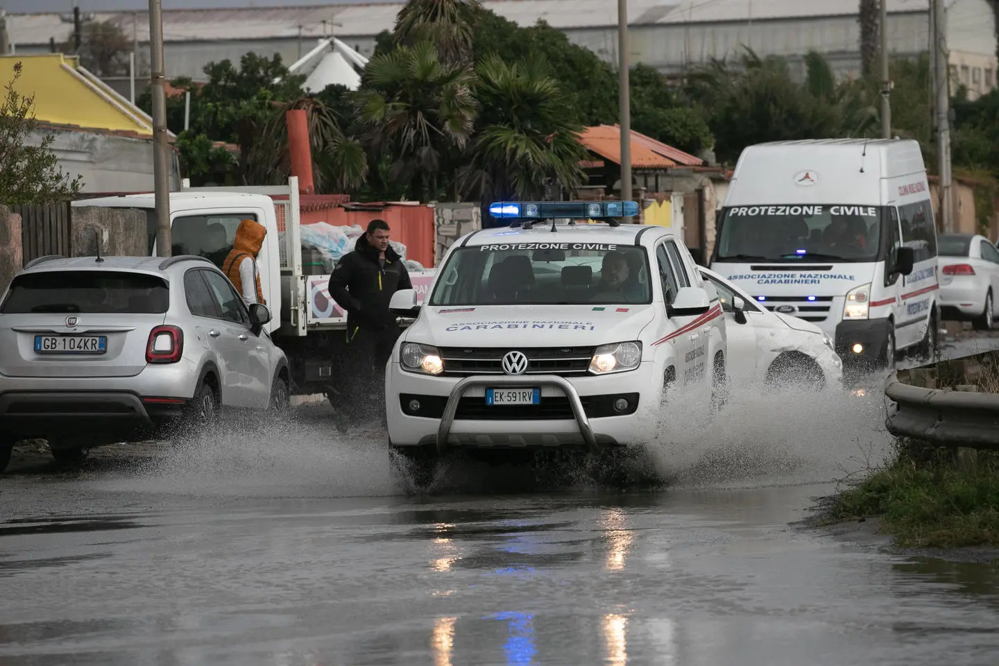 Maltempo Roma, strade allagate e alberi abbattuti. Incendio a Guidonia: palazzo evacuato