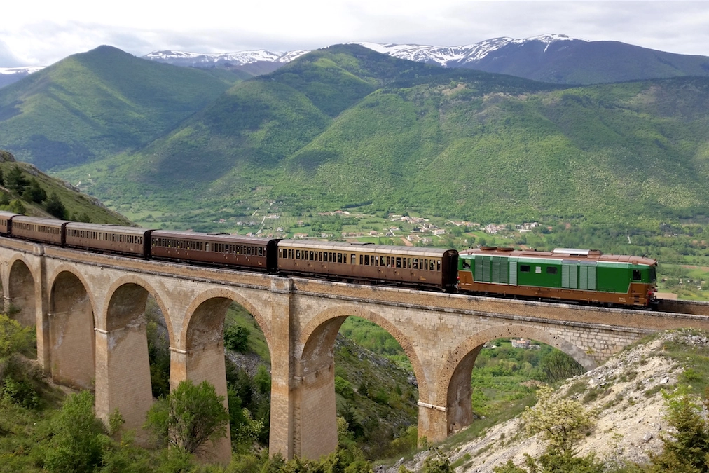 La Transiberiana d'Italia lungo un viadotto