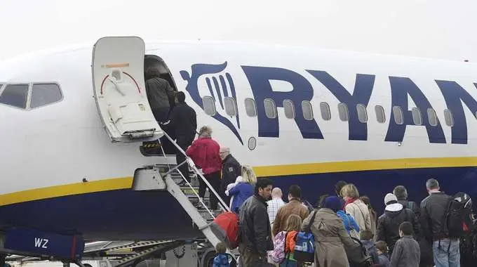 Ryanair: taglia costi aeroportuali