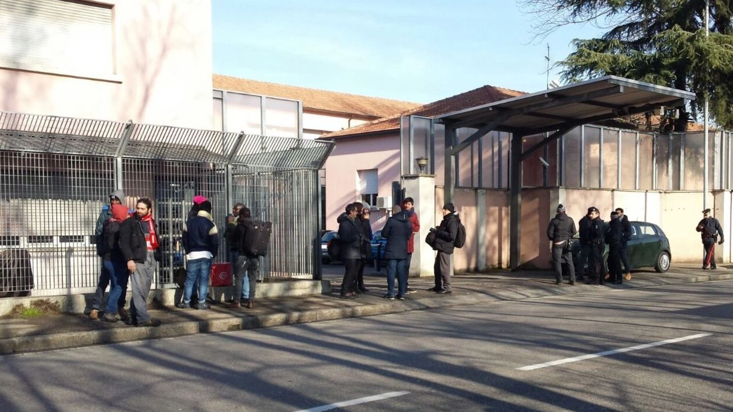 Tensione davanti l’ingresso dell’Hub di via Mattei