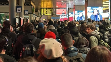 Sciopero dei treni, è caos nelle stazioni di Milano. Ritardi e cancellazioni: assalto dei pendolari ai convogli