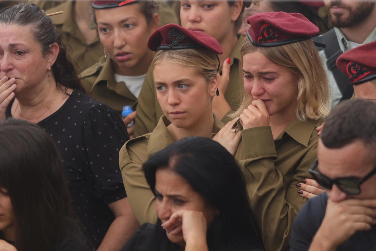 Amici e parenti piangono al funerale del soldato israeliano Tal Cohen, ucciso in uno scontro a fuoco