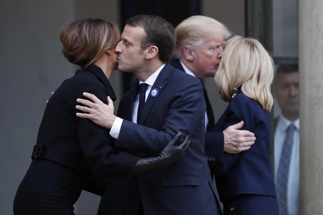 I Macron e i Trump si salutano nel cortile dell'Eliseo (Ansa)