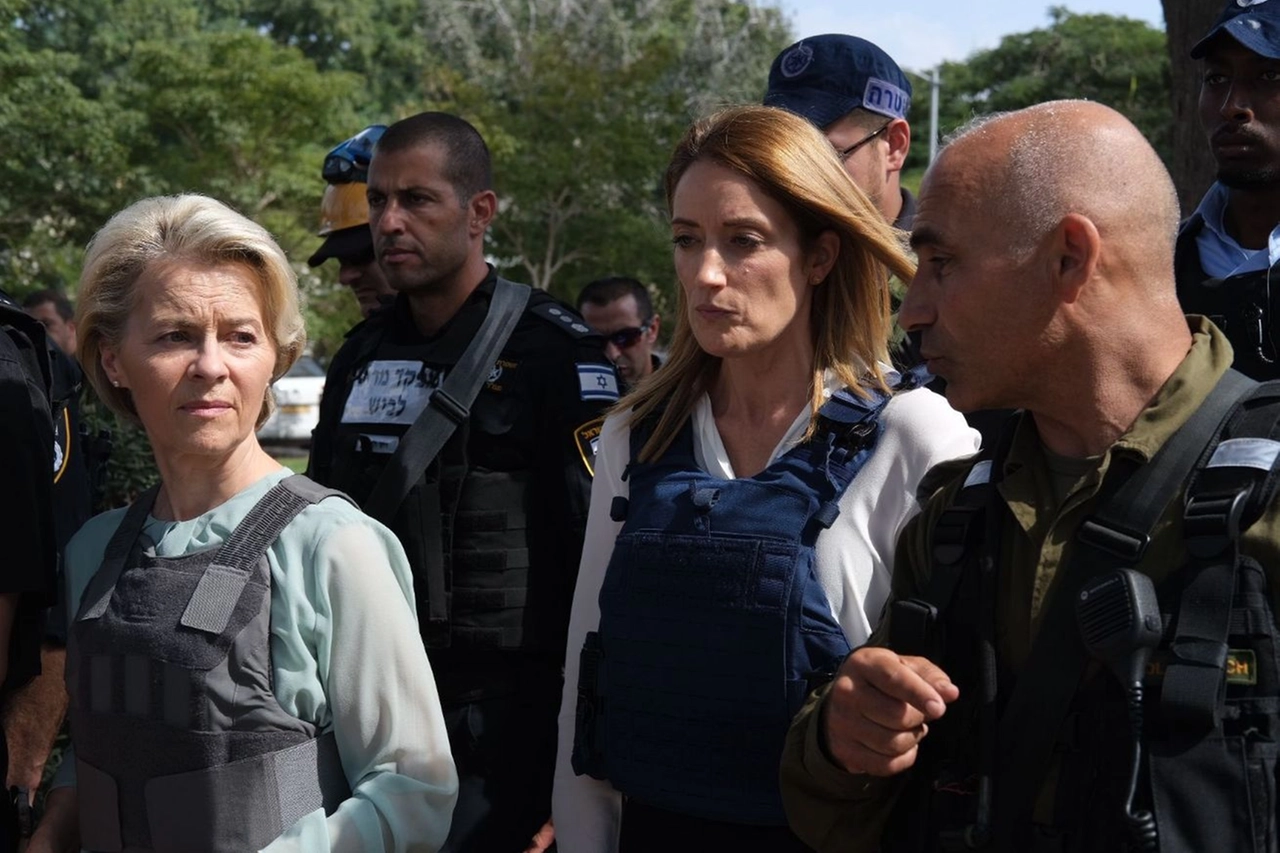 La presidente della Commissione Ue, Ursula von der Leyen, e la presidente dell'Eurocamera, Roberta Metsola, al kibbutz Kfar Azza