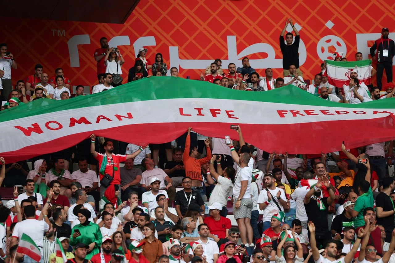 Lo striscione allo stadio per invocare più libertà in Iran