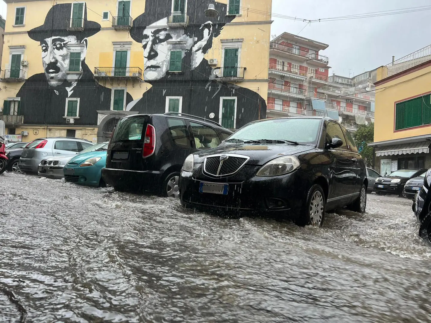 Maltempo, scuole chiuse a Napoli e strade allagate: il sindaco prepara l'ordinanza