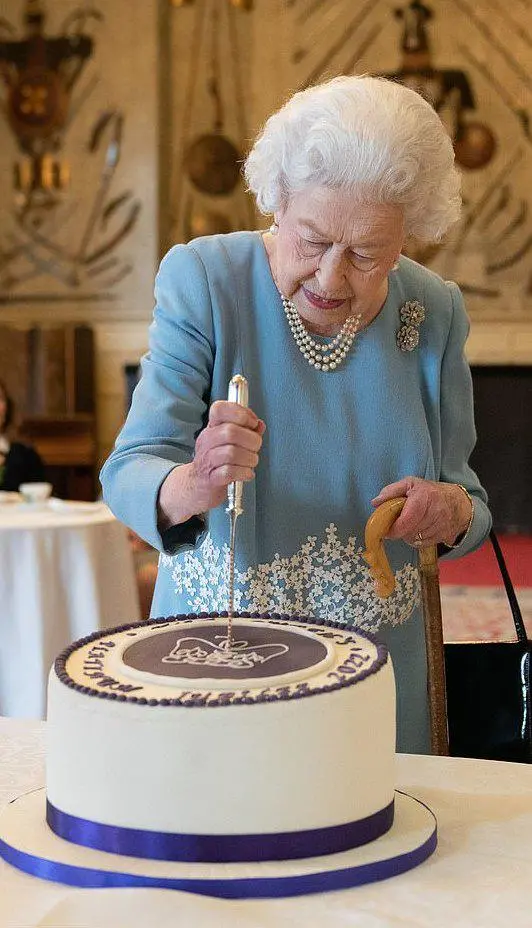 Elisabetta festeggia i 70 anni di regno. "Camilla sia regina consorte"