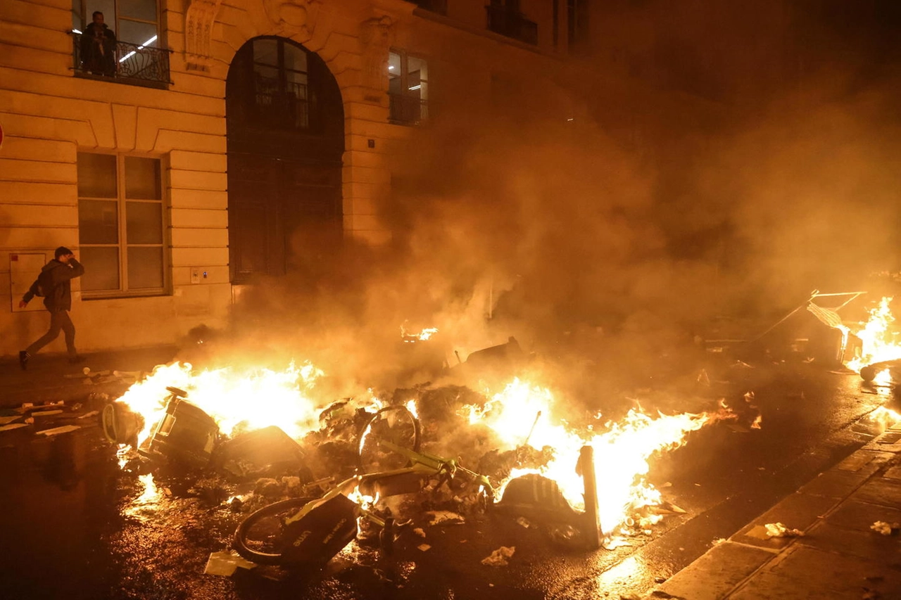 Parigi, protesta contro la riforma di Macron sulle pensioni (Ansa)