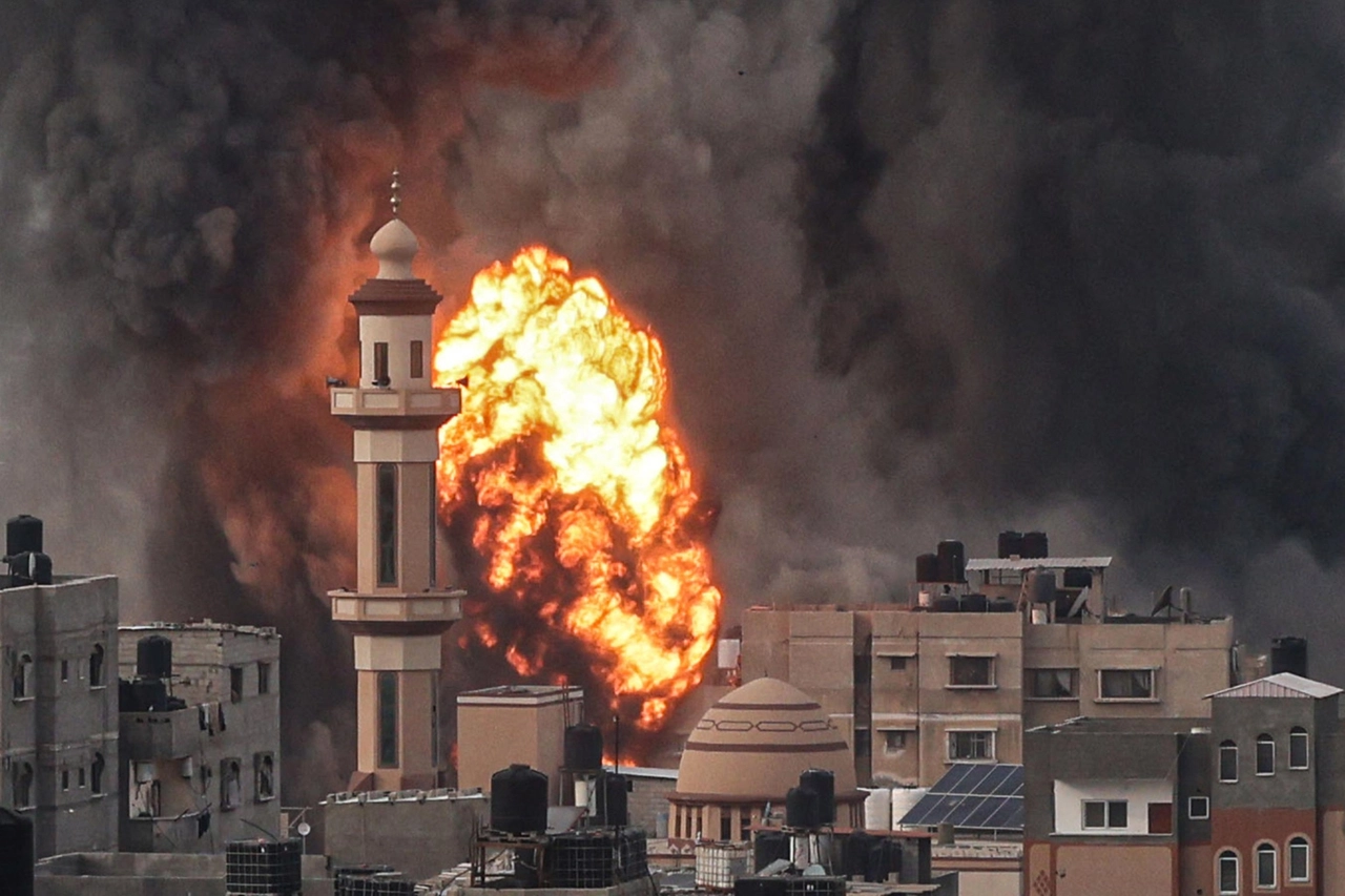 Bombardamenti a sud di Rafah (Ansa)