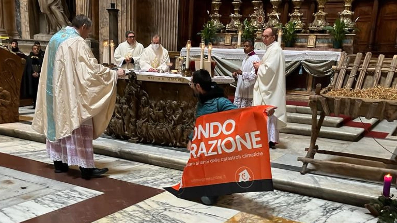 Blitz di Ultima Generazione durante la messa al Pantheon