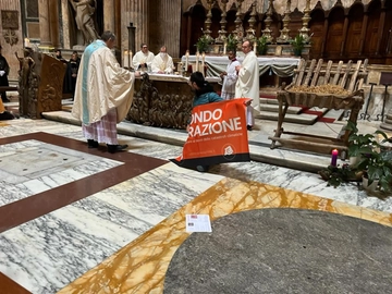 Ultima Generazione, blitz al Pantheon durante la messa dell’Immacolata. Il sacerdote li fa parlare: “Siamo dalla stessa parte”