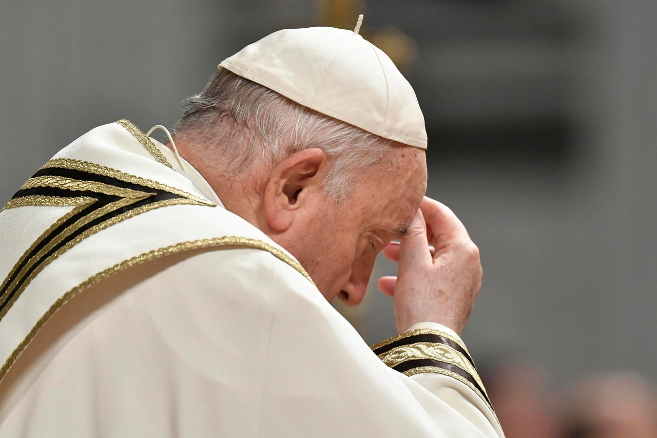 Il papa durante la messa della notte di Natale (Ansa)