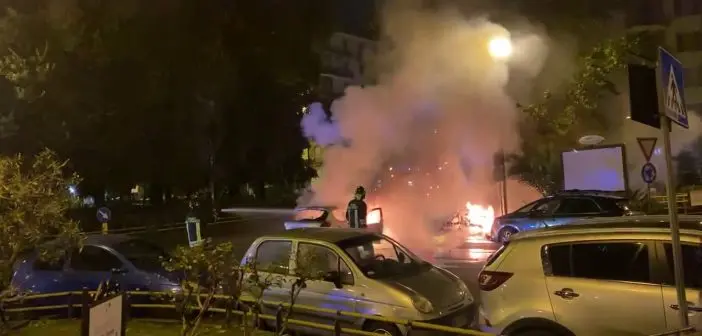 Napoli, incendio in piazza Medaglie d'oro: fiamme alte e colonna di fumo al Vomero