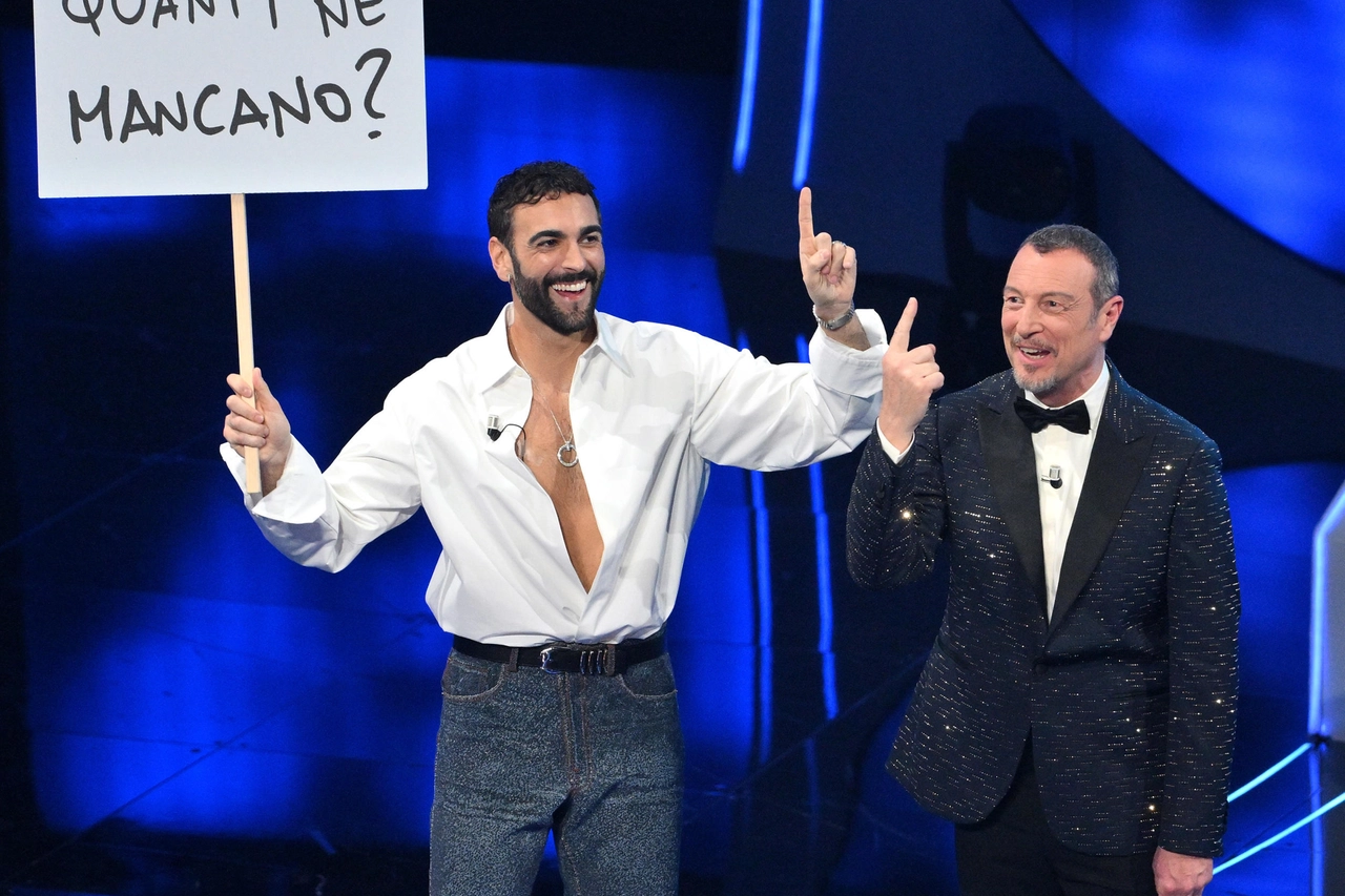 Amadeus con Marco Mengoni sul palco di Sanremo 2024