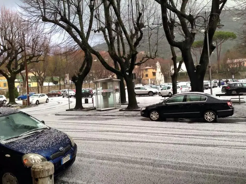 Pietrasanta imbiancata dalla grandine