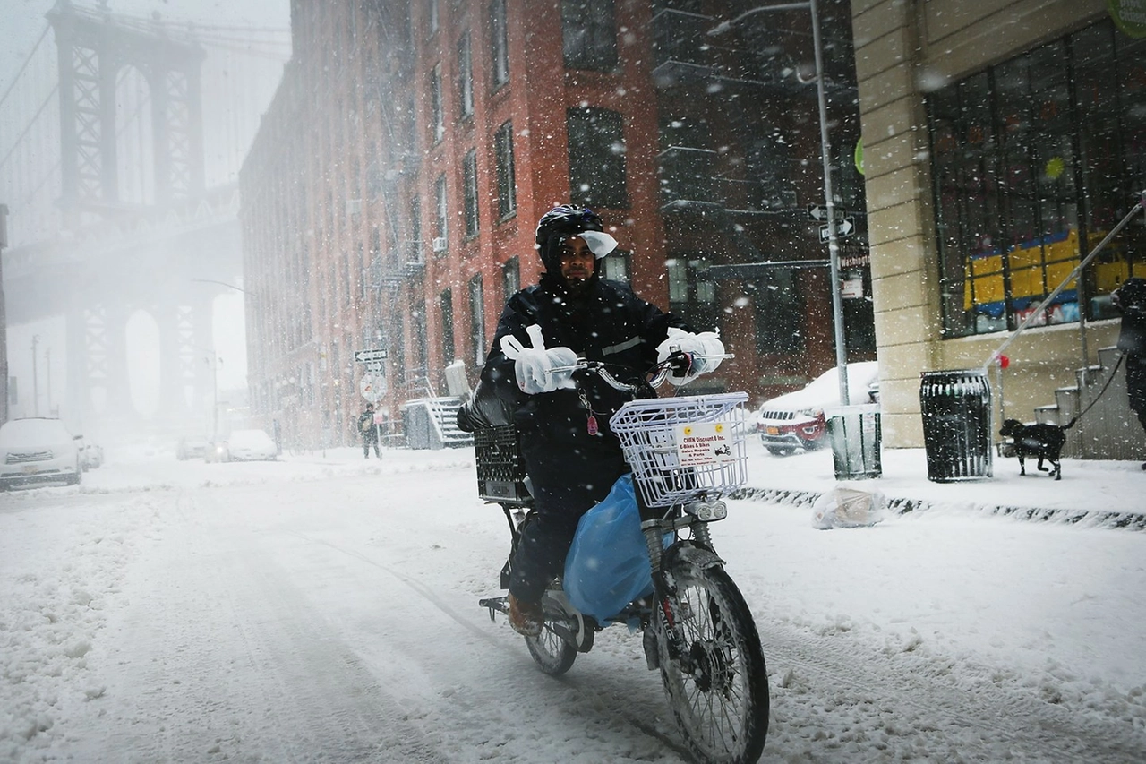 Un rider nella neve a New York