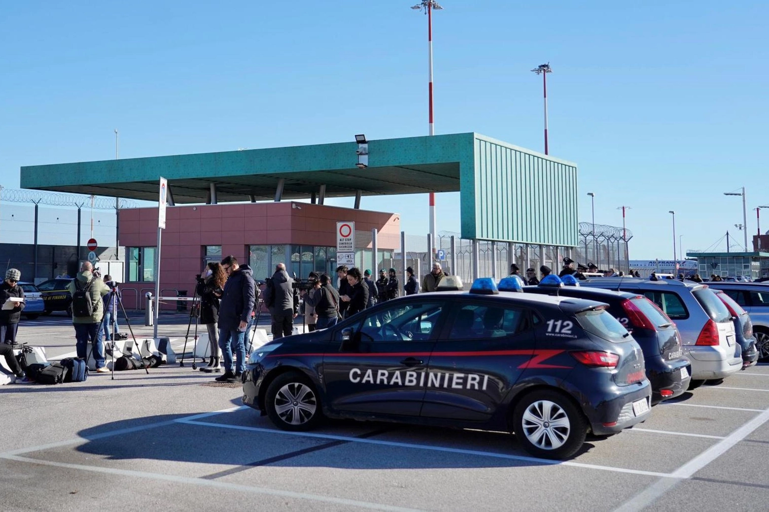 Carabinieri e cameramen attendono l'uscita di Turetta dall'aeroporto di Venezia