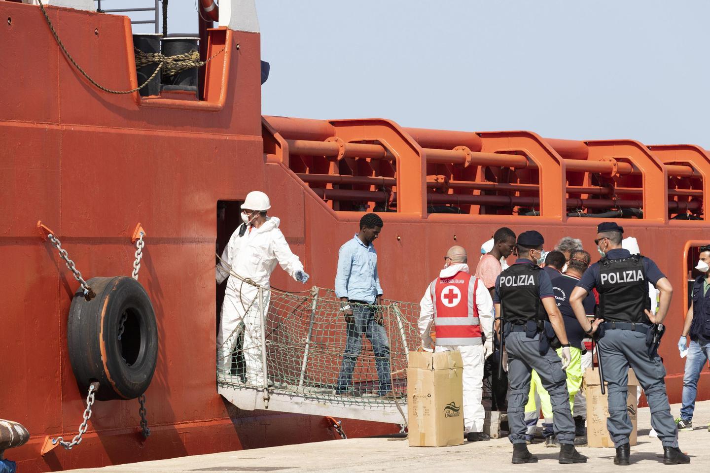 Attraccata A Pozzallo Nave Con Migranti A Bordo