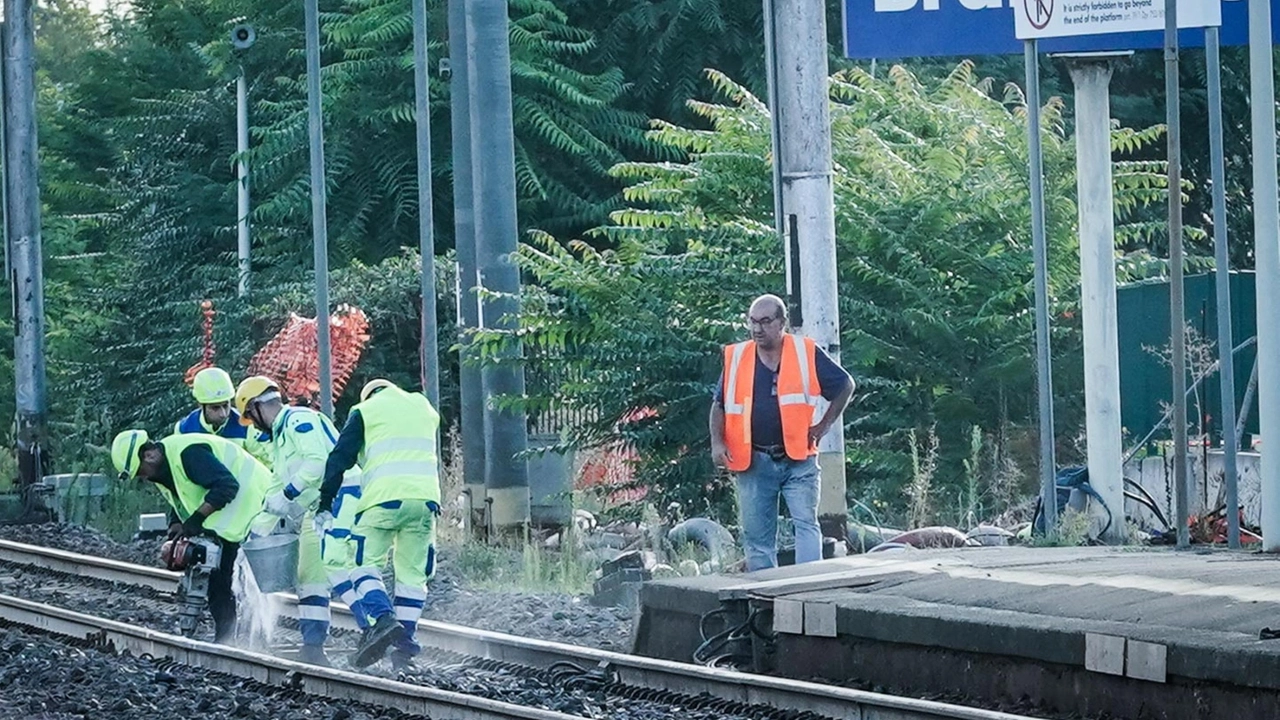 Rilievi sui binari dopo l'incidente ferroviario a Brandizzo (Ansa)