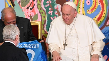 Calcio Napoli, De Laurentiis dona a Papa Francesco la maglia numero 10