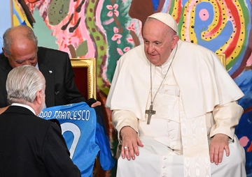 Calcio Napoli, De Laurentiis dona a Papa Francesco la maglia numero 10