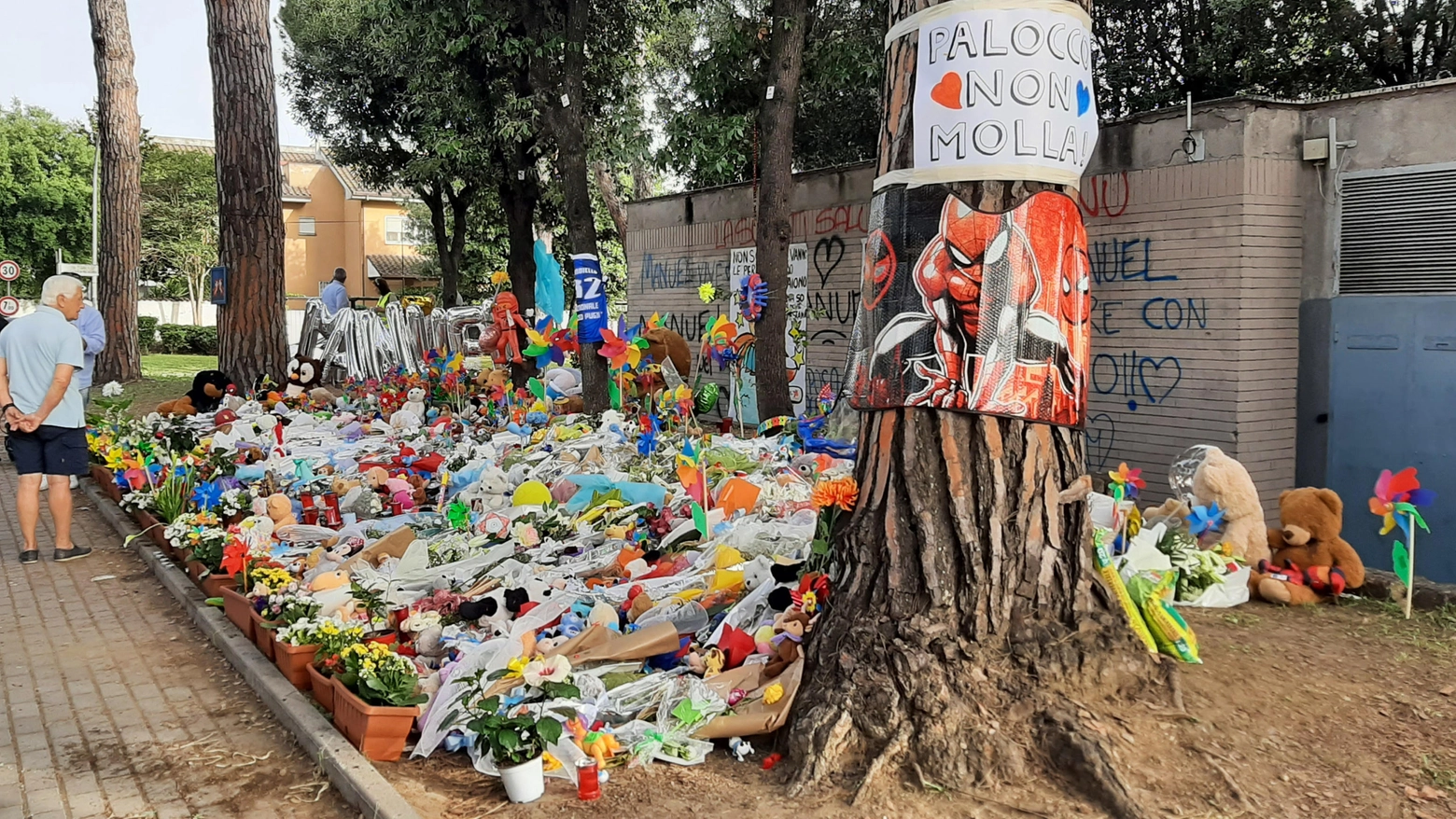 Una montagna di fiori per il piccolo Manuel vittima dell'incidente di Casal Palocco, la madre ascoltata in Procura