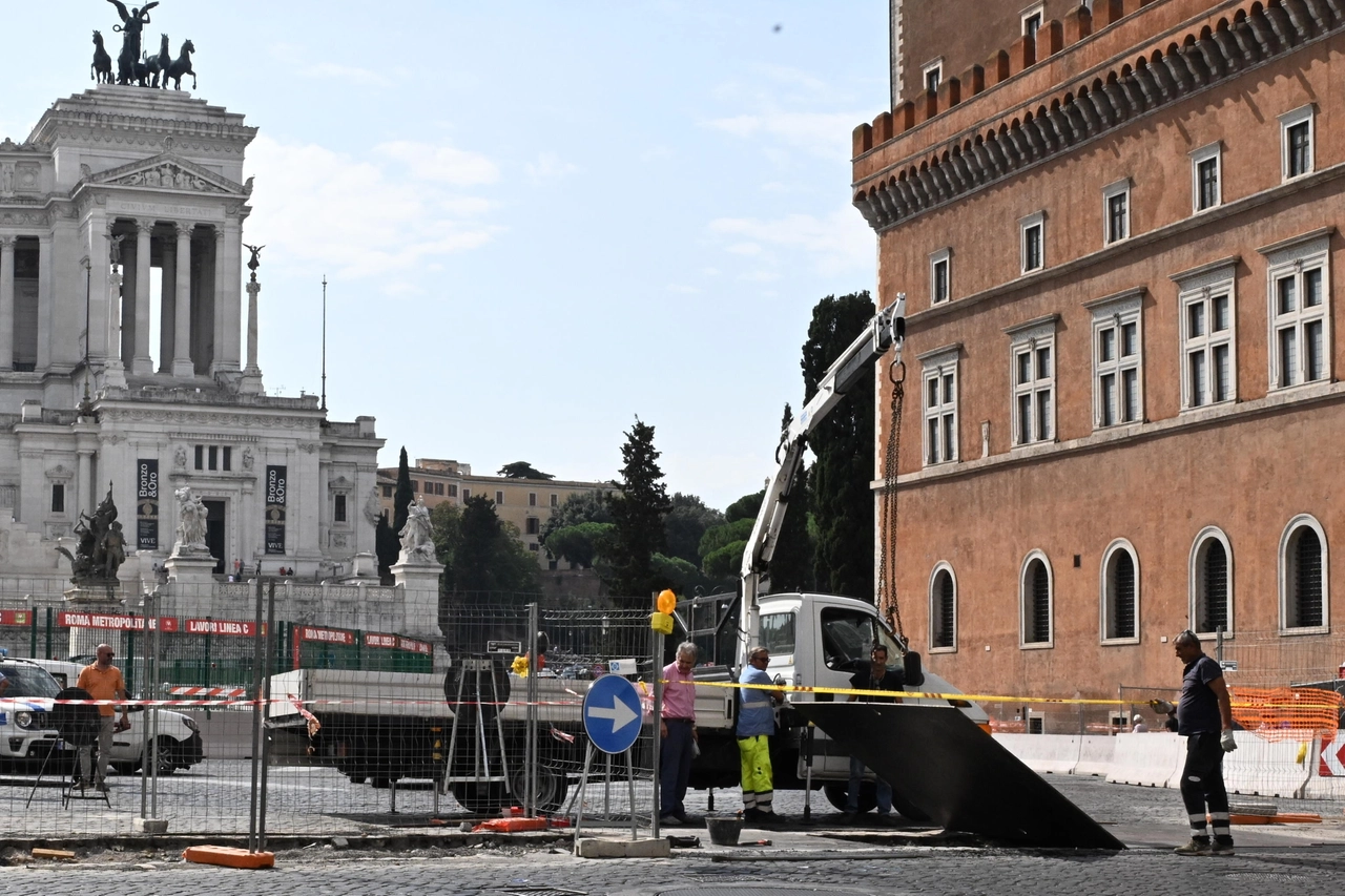 ++ Campidoglio, smottamento cantiere Metro C a piazza Venezia ++