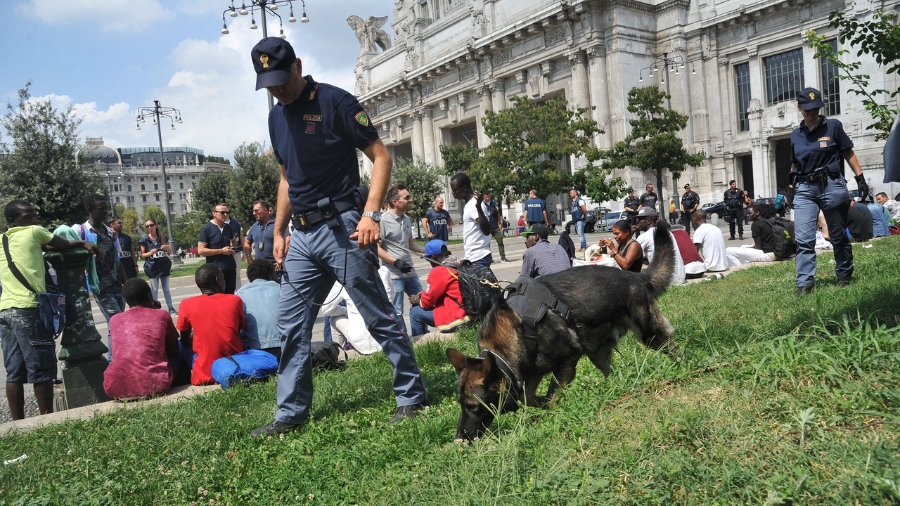 Controlli in stazione a Milano (Newpress)