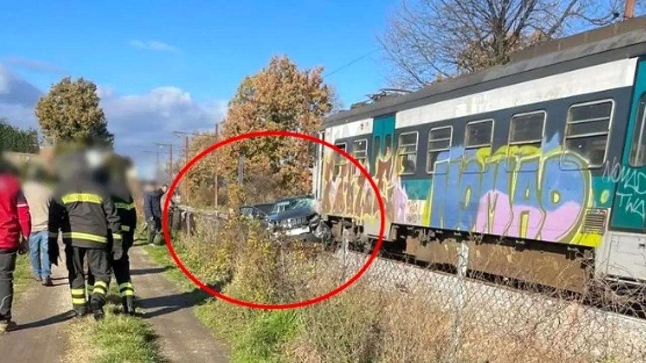 Treno regionale travolge un'auto al passaggio a livello: a bordo una famiglia