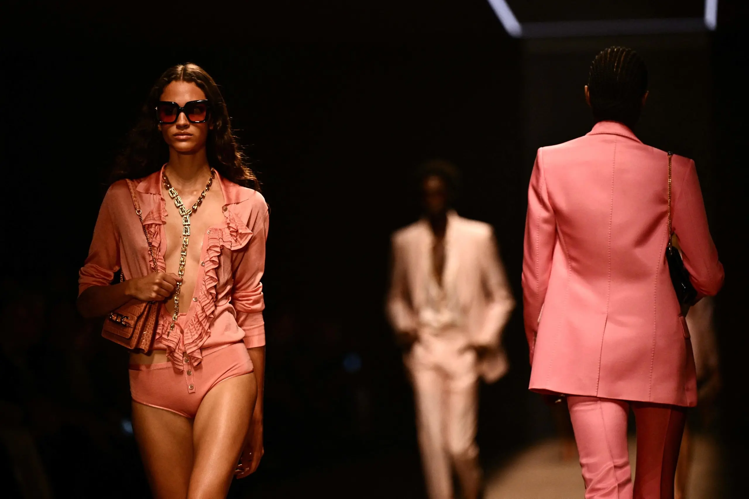 Milano Fashion Week: torna la donna sexy di Tom Ford, ma firmata da Peter  Hawkings