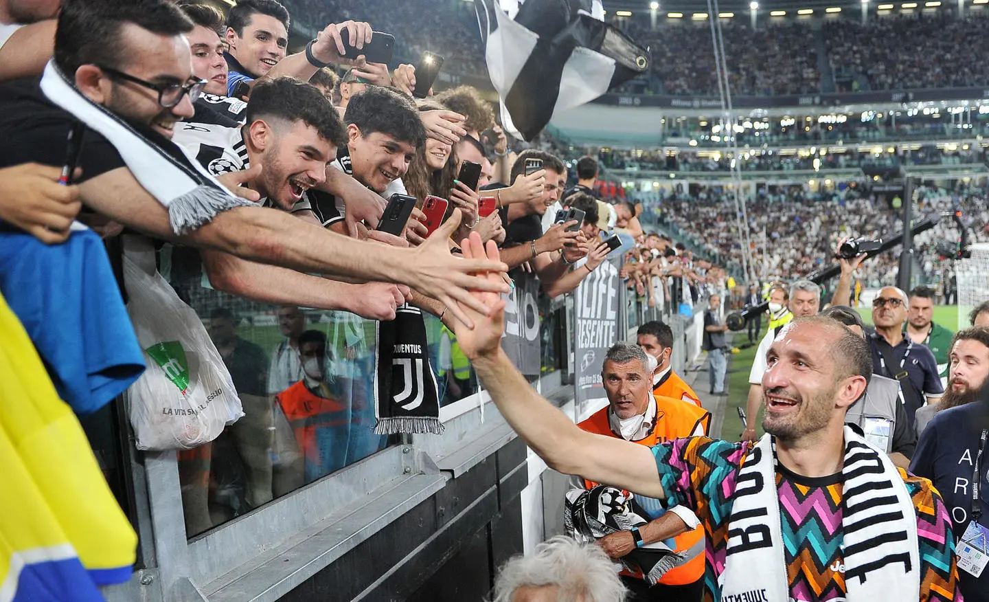 Juve, l'addio di Chiellini: standing ovation e giro del campo. La sua carriera a Torino