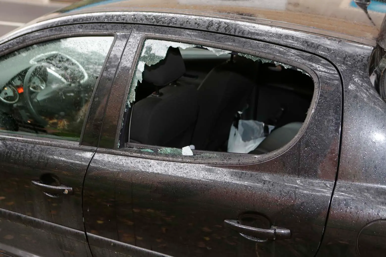 Atti vandalici nella notte: decine di auto danneggiate, sos dal quartiere Adriano