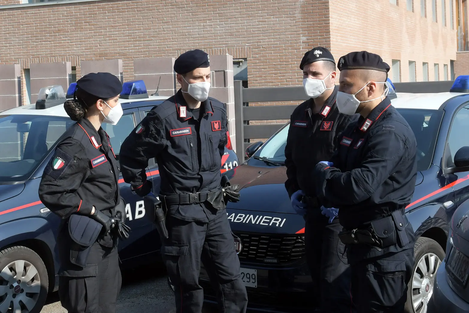 Aggressioni Napoli, lancio di sassi e colpi di spranga su passanti e poliziotti