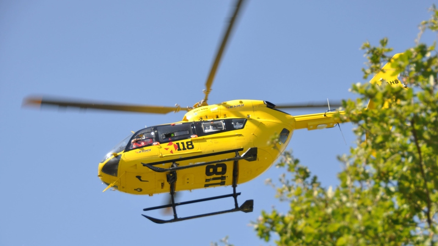 Per soccorrere il 39enne si è levato in volo anche l’elicottero di Elimedica