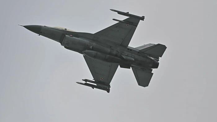 Un caccia F-16 (Ansa)
