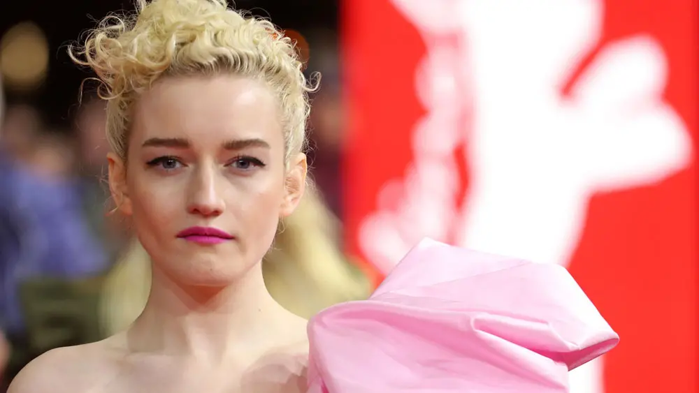 Julia Garner sarà Madonna