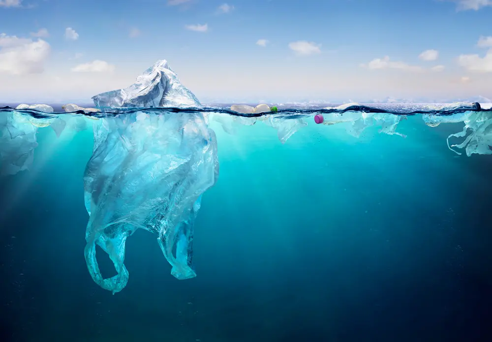 Plastica in mare, ecco come il sole peggiora gli effetti dei rifiuti sull'ambiente