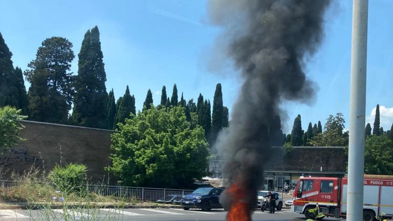 Fumo dai tombini per cavi andati a fuoco, chiusa via Tiburtina