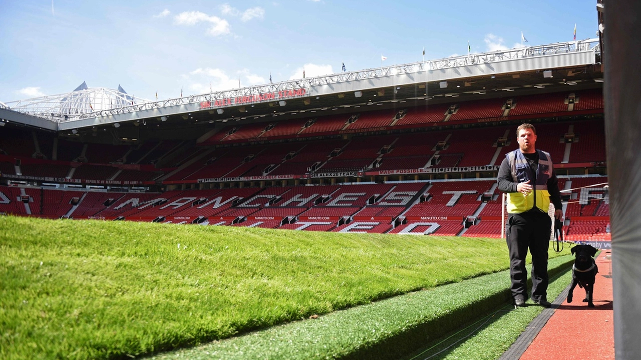 Old Trafford, controlli a bordo campo per l'allarme bomba (Afp)