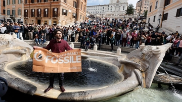 Roma, blitz attivisti in piazza di Spagna: liquido nero nella fontana della Barcaccia / FOTO e VIDEO