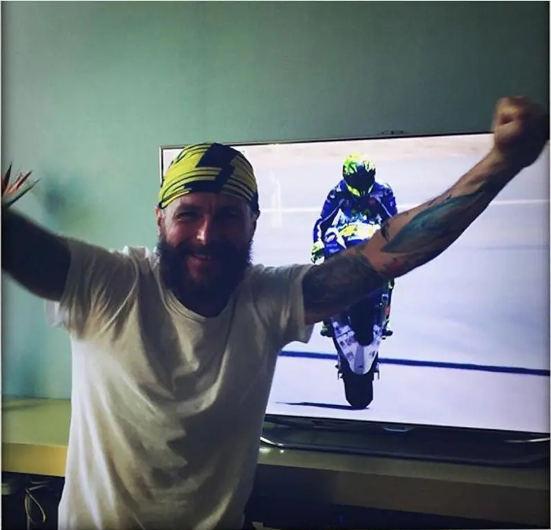 Jovanotti esulta per Valentino Rossi