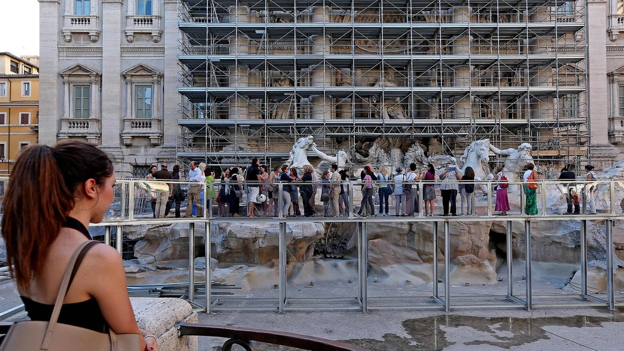 Il restauro della Fontana di Trevi (Ansa)