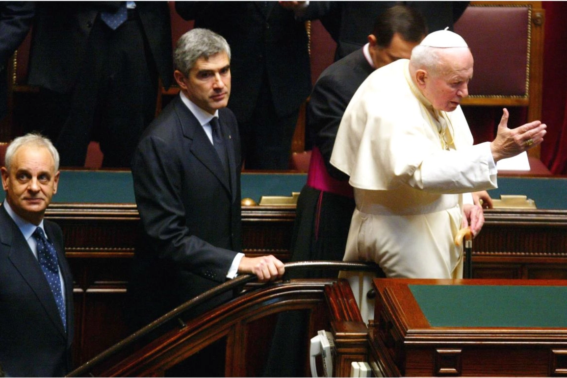 Giovanni Paolo II nell'aula di Montecitorio nel novembre del 2002 (Ansa)